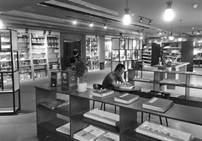 读者正在书店内安静地阅读。河南省新华书店发行集团 供图