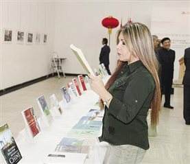 11月24日，在黎巴嫩首都贝鲁特的联合国教科文宫，一名来宾在中国优秀出版物展现场阅读展出的书籍。新华社记者 李良勇 摄